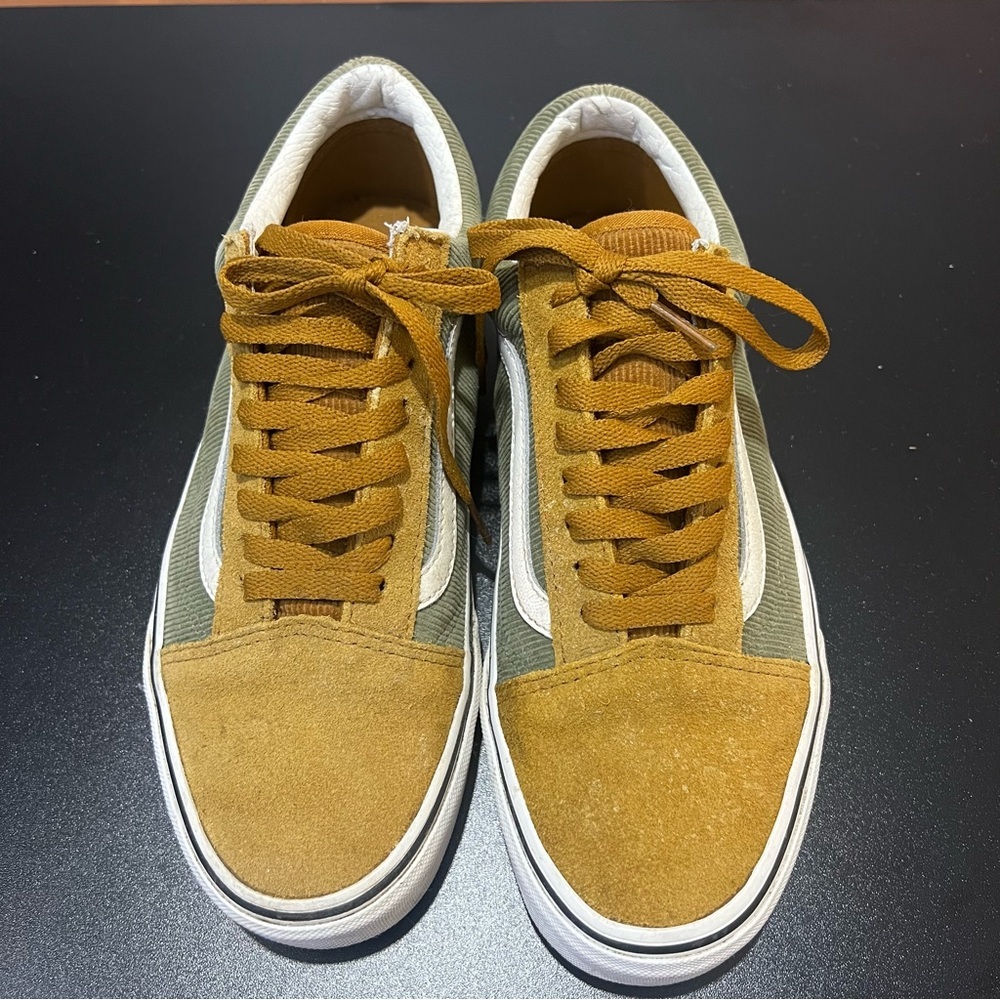 Vans Stylish Suede & Corduroy Sneakers Men’s 7.5 Women’s 9